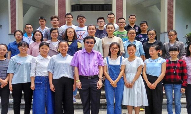 陈耀明博士在华东神学院教学