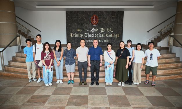 澳门大学生来访三一神学院